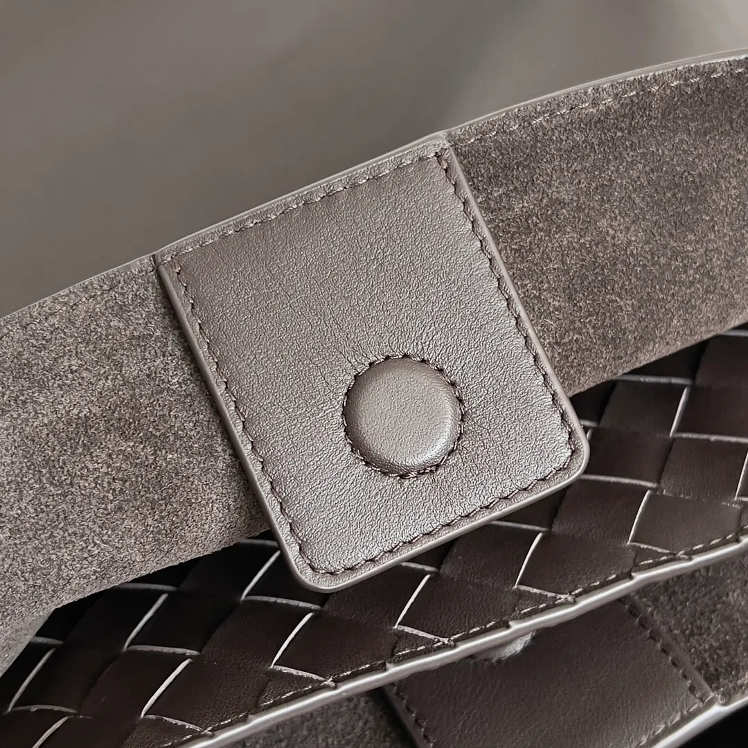 Batch 2560 BV The all-leather Andiamo is new, a very casual splayed buckle bag, which also means that its weight is very light, which greatly reduces our burden when going out for shopping. It can be carried cross-body, hand-held, or carried under the armpit. Taking into account the different backpacking habits of people, the simple design brings us more inspiration. Matched with various keychains and dolls, it will become the finishing touch in the outfit. Medieval style and modern style can also be perfectly blended🫧🫧 Style number: 810214 Size: 32*24*12cm